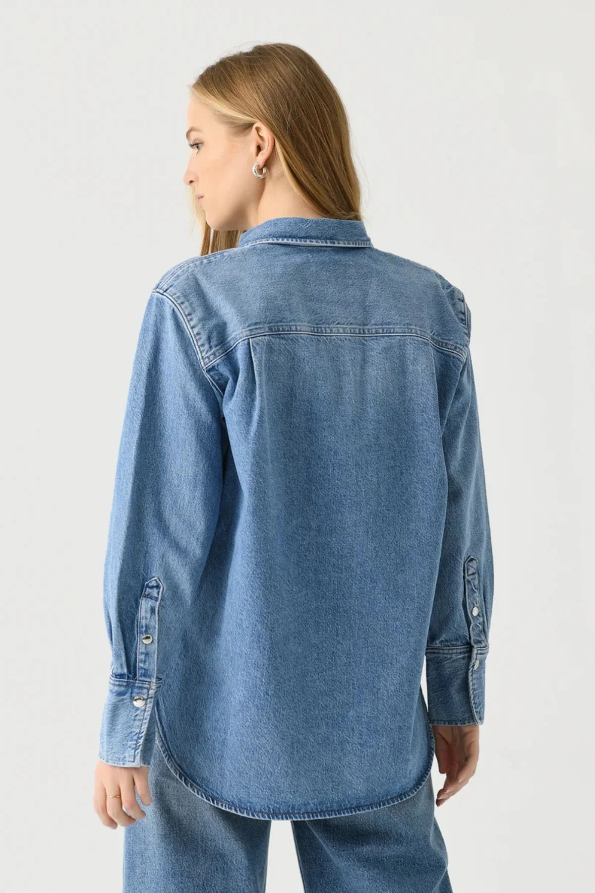 Frame Denim Atelier Oversized Denim Jacket - Daylight Pearl - Image 3