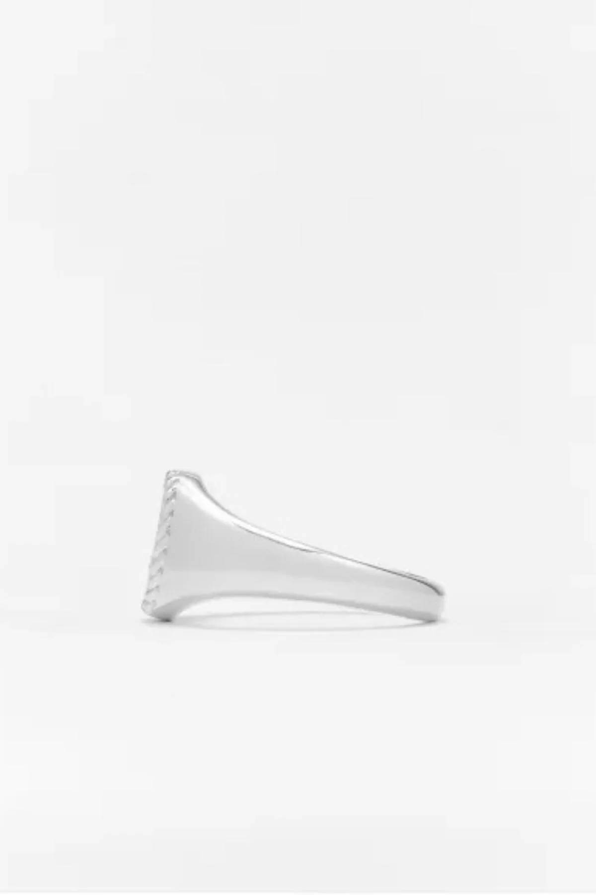 Yvonne Léon Baby Chevalière Ovale Ring - White Gold - Image 4