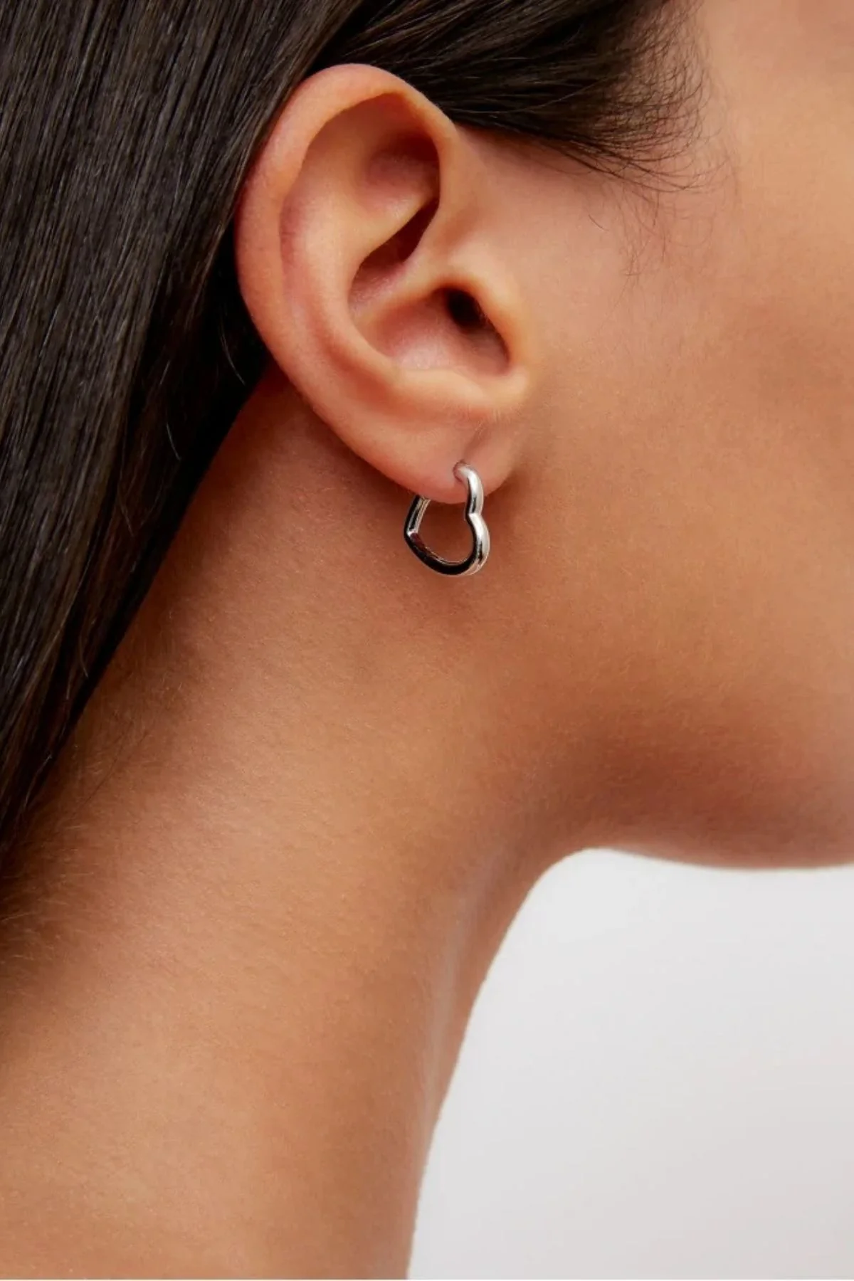 Yvonne Léon Mini Heart Earrings - White Gold - Image 2