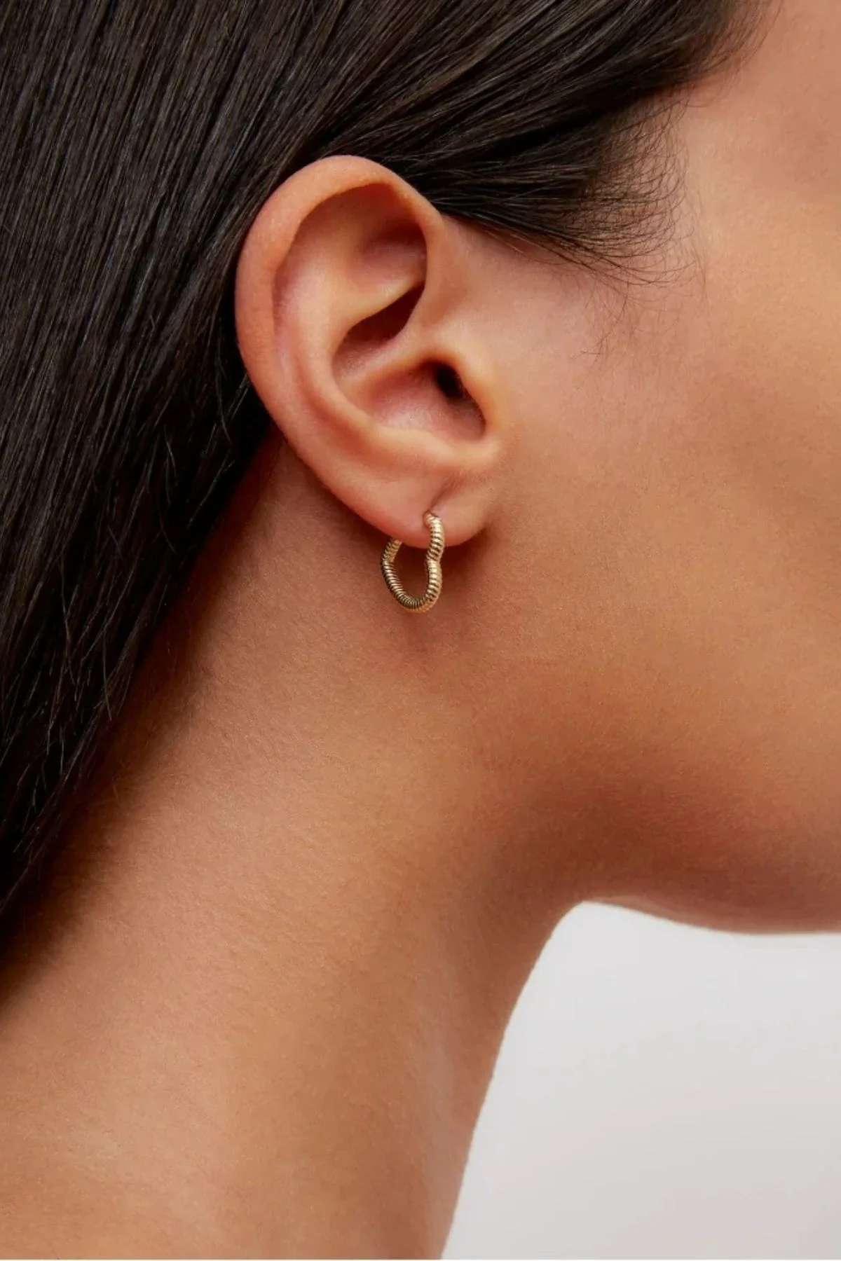 Yvonne Léon Mini Heart Earrings - Yellow Gold - Image 2